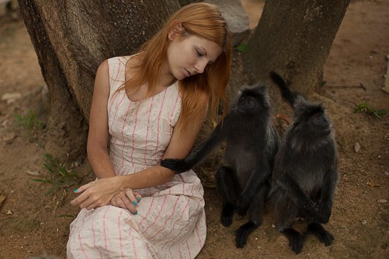 foto model lucu dengan monyet