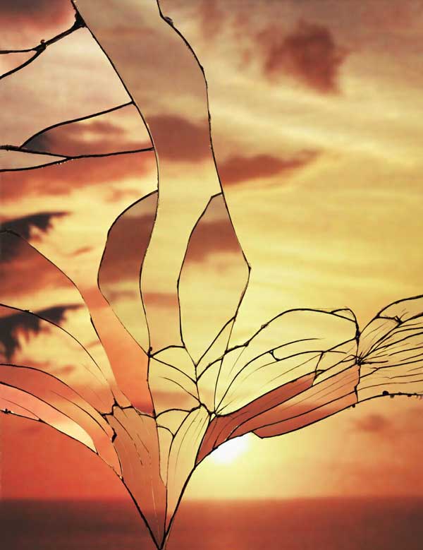 gambar pemandangan sunset di balik kaca pecah