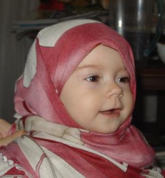 Gambar Cute Bayi Memakai Kerudung Yang Menggemaskan 